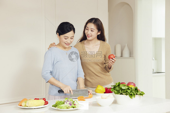 母女居家厨房做饭备菜图片