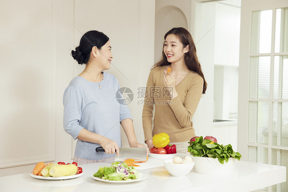 母女居家厨房处理食材图片