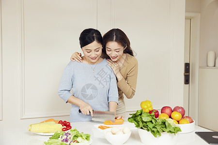 母女居家做饭备菜高清图片