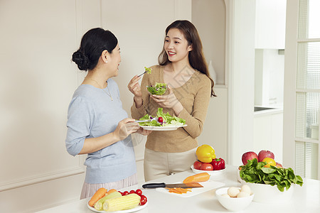 母女居家健康饮食图片