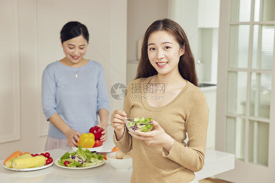 母女居家健康饮食形象图片