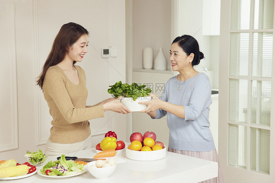 母女居家厨房准备食材图片