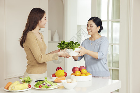 母女居家厨房洗菜图片