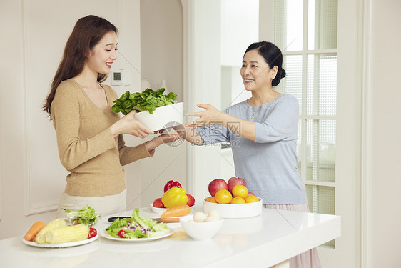 母女居家厨房一起烹饪食材图片