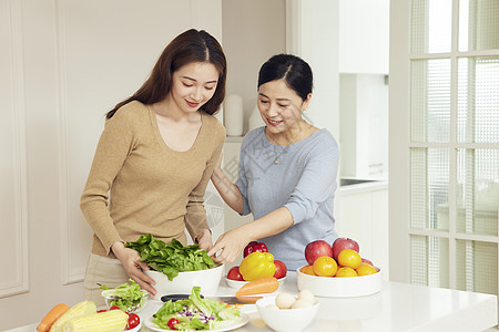 母女厨房烹饪图片