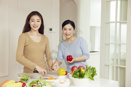 母亲指导女儿做饭形象高清图片