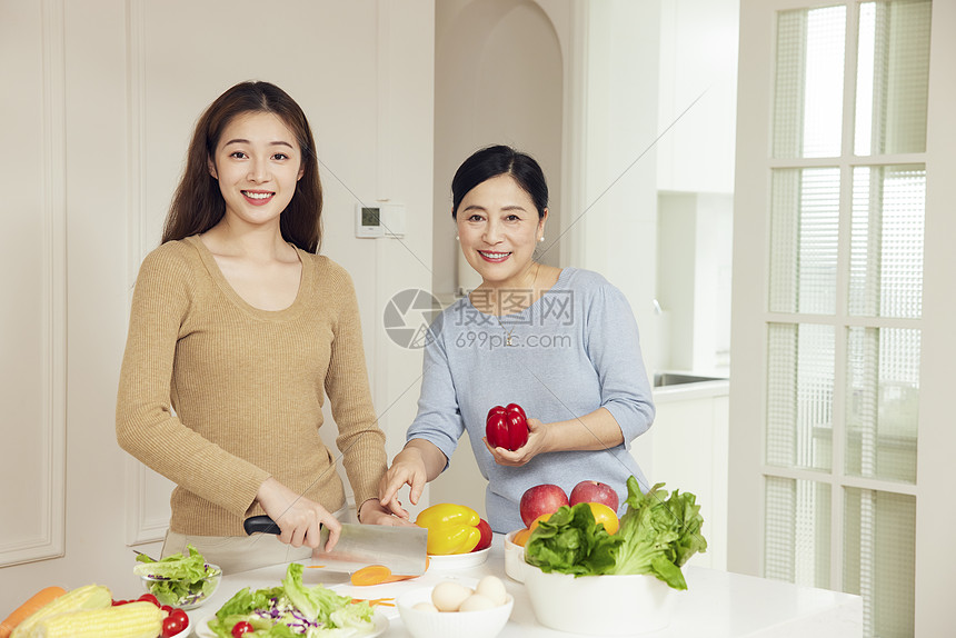 母亲指导女儿做饭形象图片