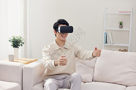 居家男性体验vr设备虚拟驾驶高清图片