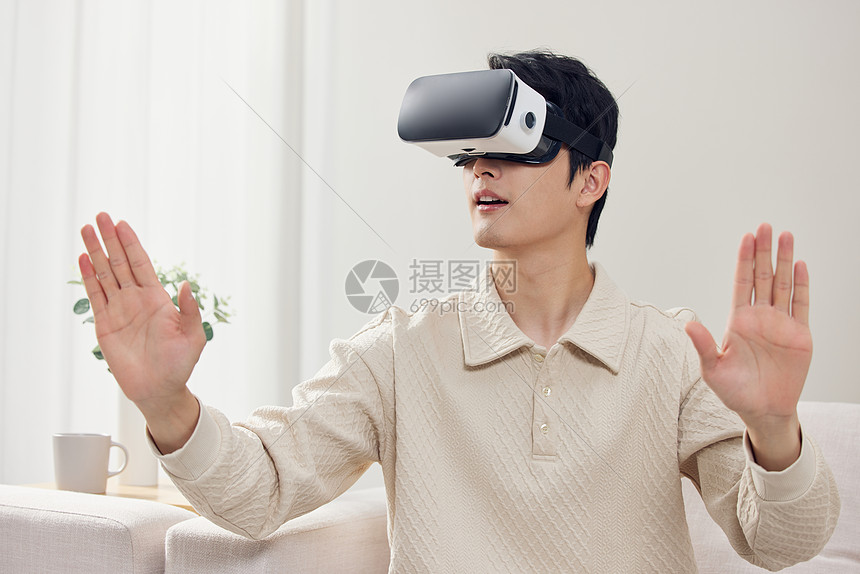 居家男性体验vr设备图片