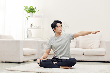 居家男性锻炼瑜伽图片
