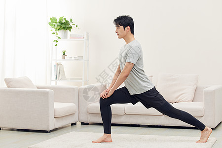 居家男性锻炼瑜伽图片