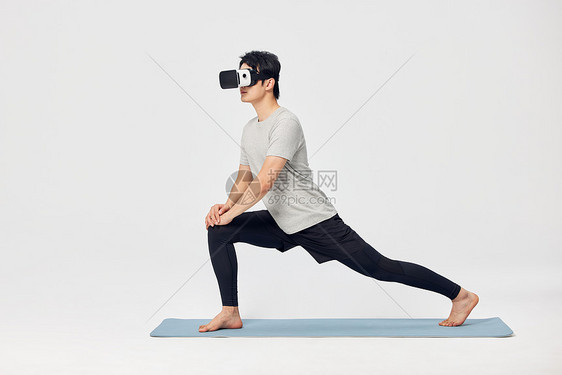 戴着vr眼镜练习瑜伽的男性图片