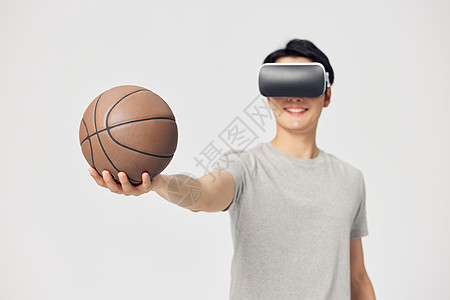 男性使用vr玩篮球概念图片