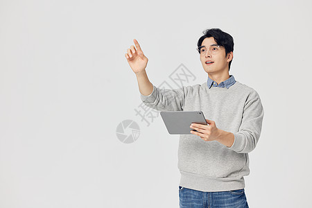 手拿平板电脑操控虚拟屏幕的男性背景图片