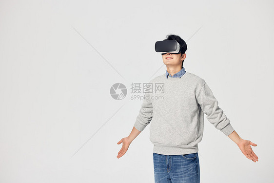 男性在家使用vr设备图片