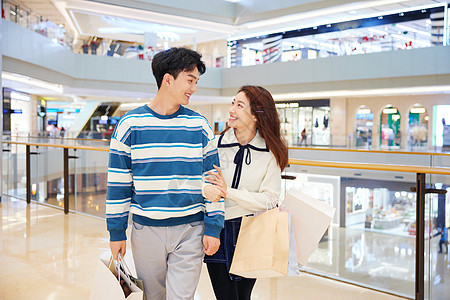 商场里开心购物的热恋情侣图片