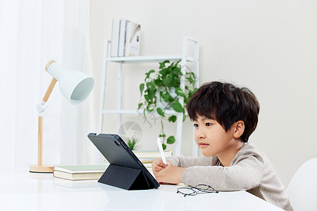 书桌电脑小男孩居家上网课学习背景