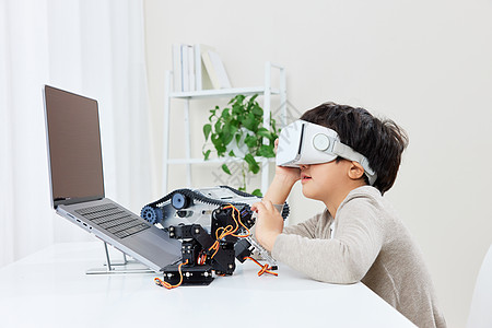 将创新带入生活小男孩带vr眼镜操作编程机器人背景