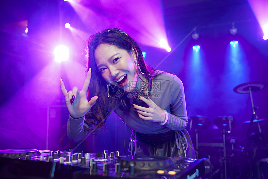 年轻夜店女DJ演出高清图片下载-正版图片507695427-摄图网