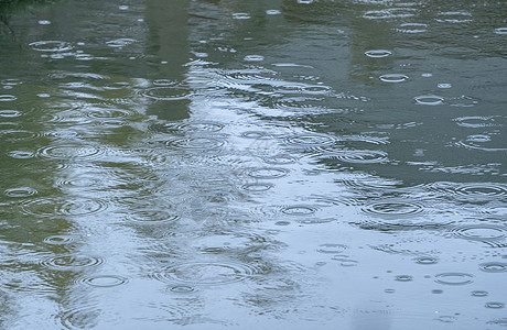湖面雨水泛起的涟漪图片