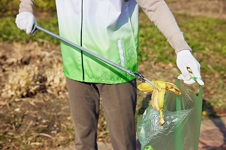 绿色城市环保志愿者捡拾香蕉皮背景