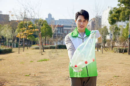 志愿者男孩形象环保志愿者户外捡拾垃圾形象背景