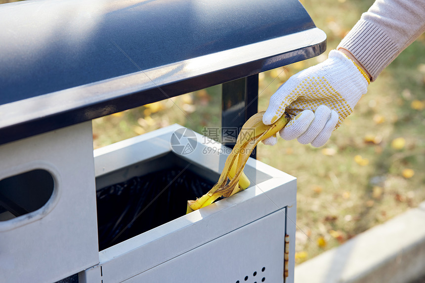 香蕉皮扔进垃圾桶高清图片下载正版图片507695822摄图网