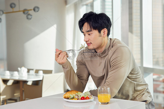 男性精致健康早餐图片