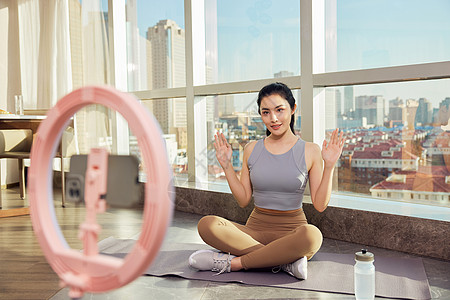 线上直播运动教学的年轻女性图片