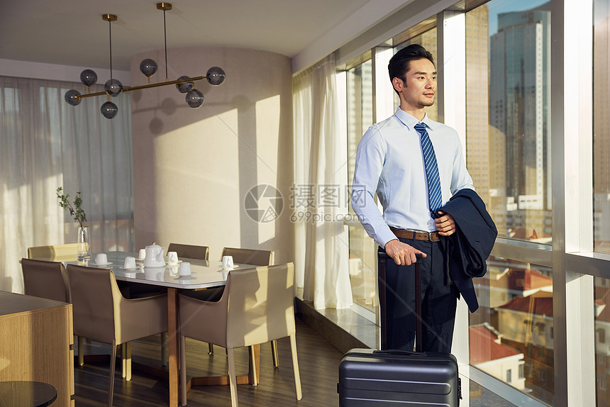 出差的商务男性看窗边风景图片