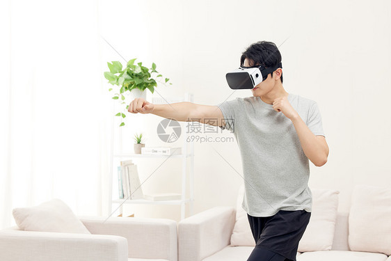 男性在客厅体验vr健身图片