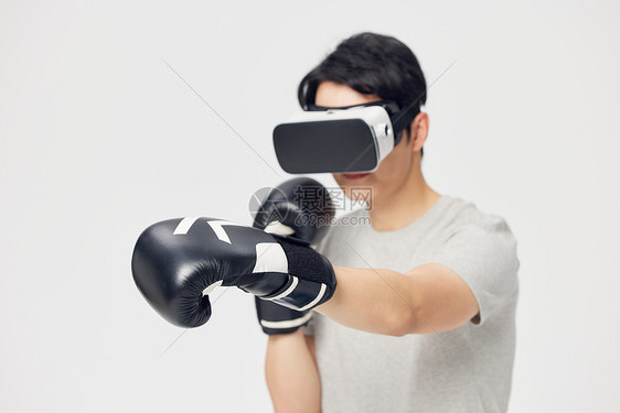 戴着vr眼镜的男性练习拳击图片