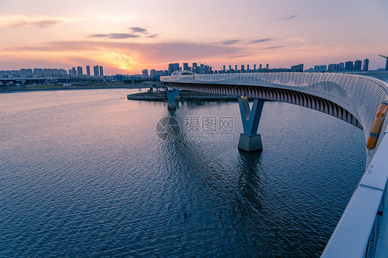 黄昏时的跨海大桥图片