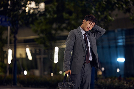 疲惫女生下班图片