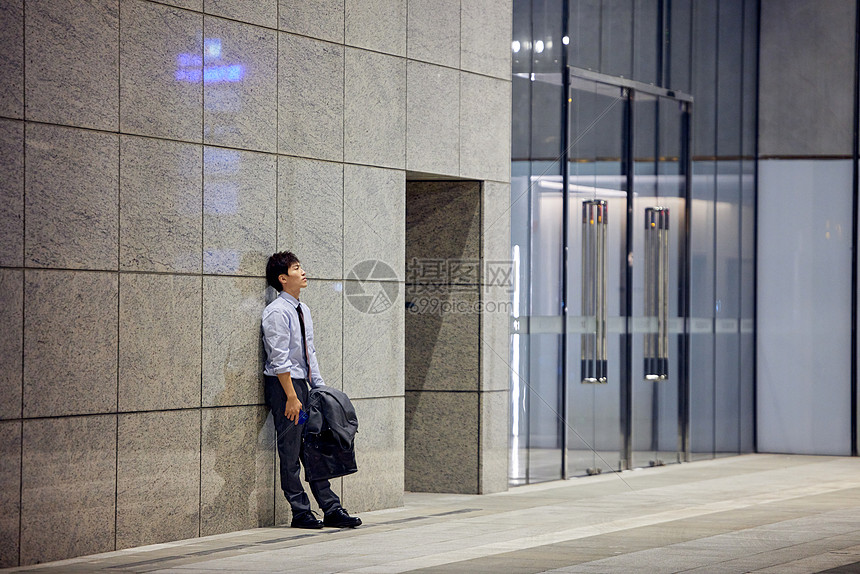 深夜下班回家的商务男性图片