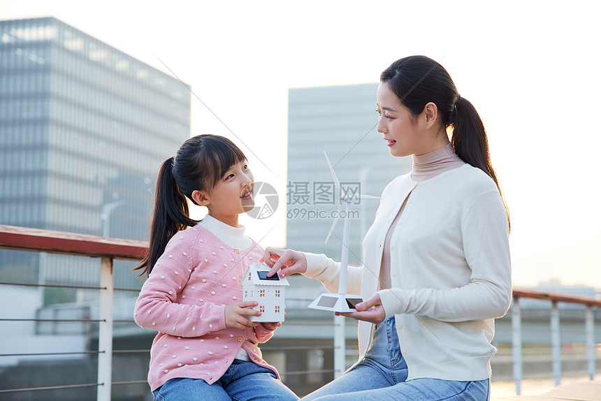 户外测试发电风车的母女图片