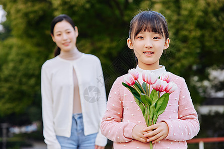 女儿给妈妈准备鲜花图片