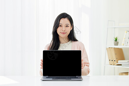 年轻女性展示电脑屏幕图片