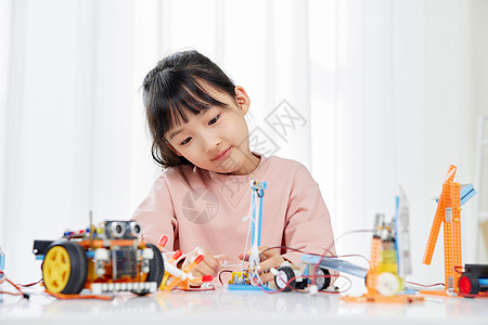 小女孩做机器人小女孩组装编程机器人背景