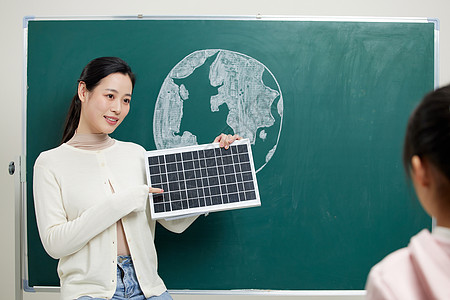手拿太阳能发电板的女老师图片