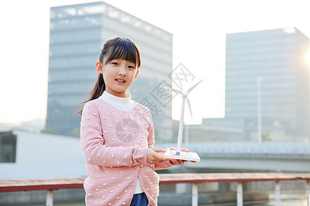 户外手拿风力发电模型的儿童图片