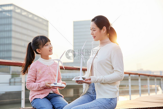 户外测试发电风车的母女图片