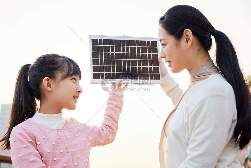 妈妈带女儿户外体验太阳能发电板图片