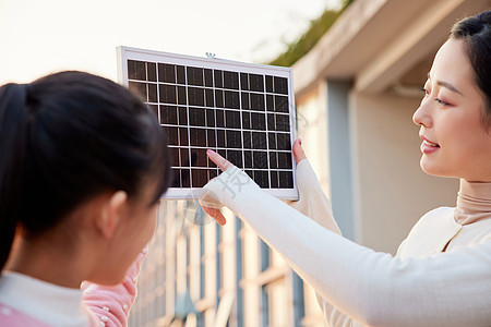 妈妈带女儿户外体验太阳能发电板图片