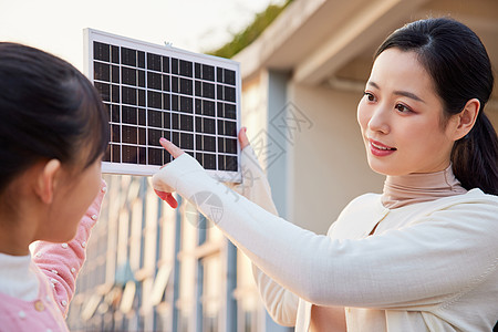 妈妈带女儿户外体验太阳能板图片