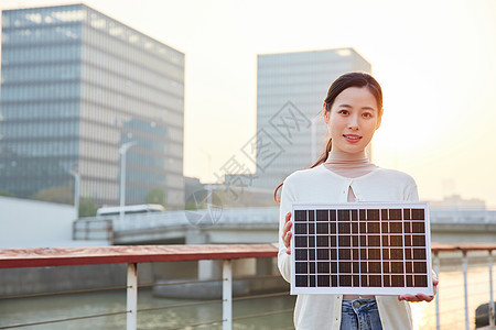 青年女性手拿太阳能板图片