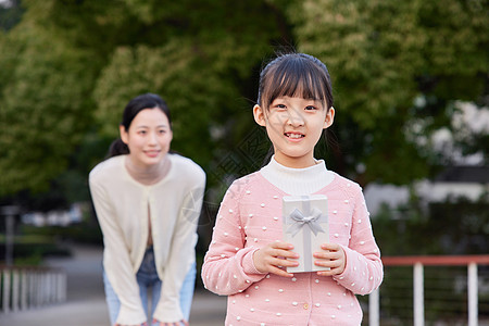 女儿给妈妈准备妇女节礼物图片