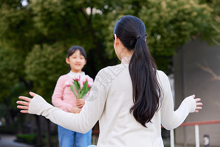 妈妈接过女儿赠送的鲜花图片