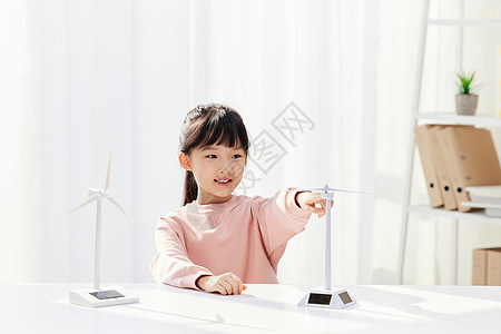 居家学习风力发电知识的小女孩图片