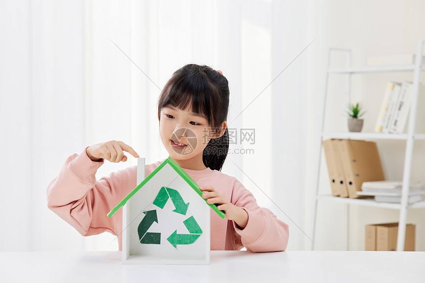 展示绿色环保标志的小女孩图片